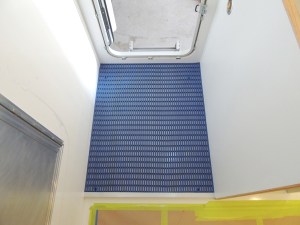Fit checked shower mat