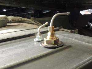 Mounted fuel fittings in fuel tank